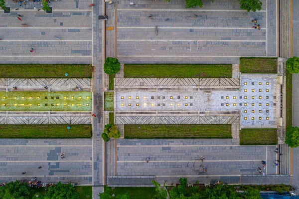 Bulgaristan 'ın Sofya kentindeki Ulusal Kültür Sarayı önünde bir çeşme gün batımı manzarası