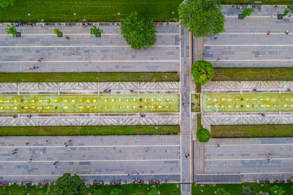 Bulgaristan 'ın Sofya kentindeki Ulusal Kültür Sarayı önünde bir çeşme gün batımı manzarası