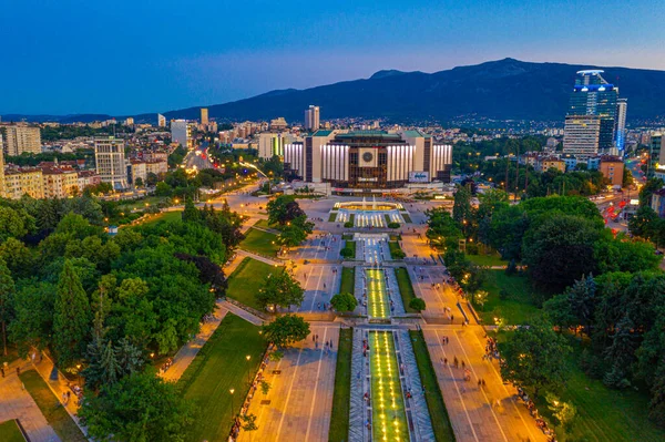 Bulgaristan 'ın Sofya kentindeki Ulusal Kültür Sarayı' nın günbatımı manzarası