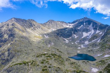 Musala zirvesi, İspanya 'daki bir dağ gölünün yüzeyinde yansıyor.