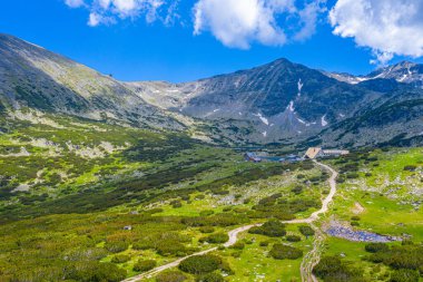 Bulgaristan 'ın en yüksek dağı olan Musala zirvesinin hakim olduğu Rila dağları