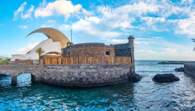 Oditoryum Adan Martin Santa Cruz de Tenerife, İspanya 'daki San Juan Bautista kalesinin arkasında.