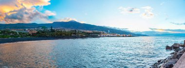Playa del Castillo üzerinde gün batımı Puerto de la Cruz, Kanarya Adaları, İspanya