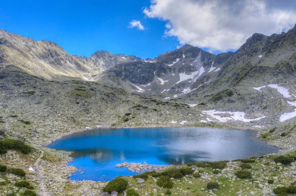 Cima Musala Che Rispecchia Alla Superficie Lago Montagna Bulgaria — Foto Stock