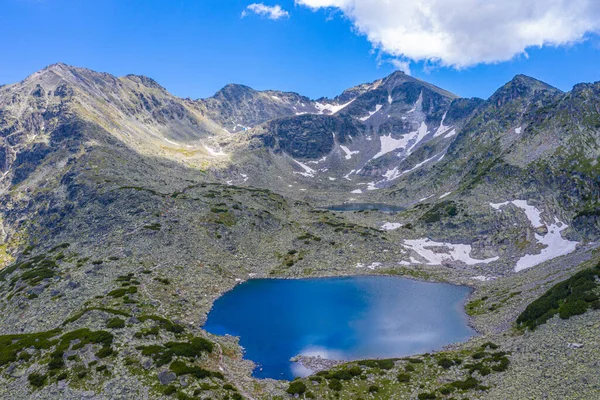 Der Musala Gipfel Spiegelt Sich Auf Der Oberfläche Eines Bergsees — Stockfoto