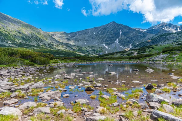 Cima Musala Che Rispecchia Alla Superficie Lago Montagna Bulgaria — Foto Stock
