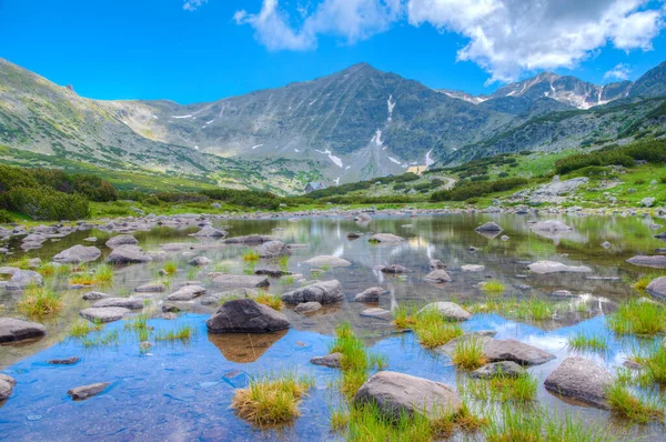 Cima Musala Che Rispecchia Alla Superficie Lago Montagna Bulgaria — Foto Stock