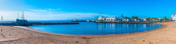 Folk Njuter Solig Dag Strand Puerto Mogan Gran Canaria Kanarieöarna — Stockfoto