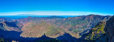 Pico de Teide, İspanya 'nın Kanarya Adaları, Gran Kanaryası' nın dağlık arazisinin arkasında görüldü.