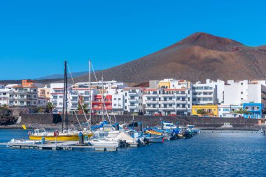 İspanya, Kanarya Adaları, El Hierro 'daki La Restinga kasabasındaki liman manzarası.