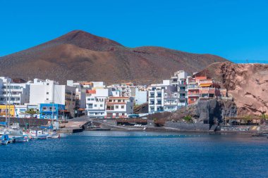 İspanya, Kanarya Adaları, El Hierro 'daki La Restinga kasabasındaki liman manzarası.