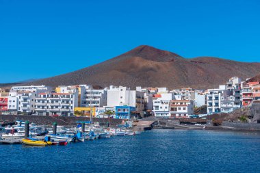 İspanya, Kanarya Adaları, El Hierro 'daki La Restinga kasabasındaki liman manzarası.