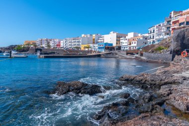 İspanya, Kanarya Adaları, El Hierro 'daki La Restinga kasabasındaki liman manzarası.