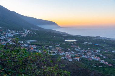 İspanya, Kanarya Adaları, EL Hierro 'daki La Frontera kasabasında gün batımı manzarası.