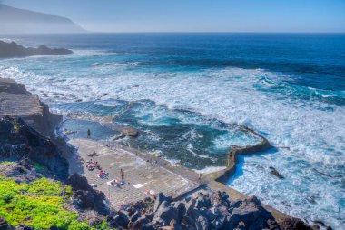 İspanya, Kanarya Adaları 'ndaki EL Hierro Adası' nda La Maceta kaya havuzu..