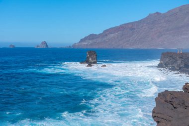 El Hierro adasının manzarası La Maceta ve Punta Grande 'yi birbirine bağlayan kostal bir yoldan görüldü, Kanarya Adaları, İspanya.