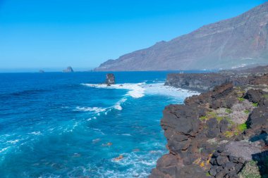 El Hierro adasının manzarası La Maceta ve Punta Grande 'yi birbirine bağlayan kostal bir yoldan görüldü, Kanarya Adaları, İspanya.