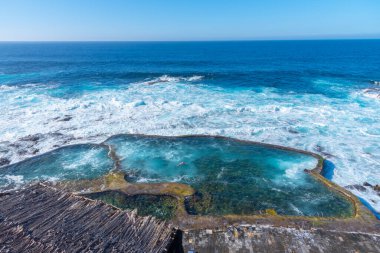 İspanya, Kanarya Adaları 'ndaki EL Hierro Adası' nda La Maceta kaya havuzu..