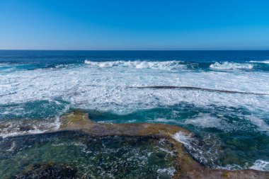 İspanya, Kanarya Adaları 'ndaki EL Hierro Adası' nda La Maceta kaya havuzu..