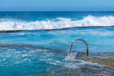 İspanya, Kanarya Adaları 'ndaki EL Hierro Adası' nda La Maceta kaya havuzu..
