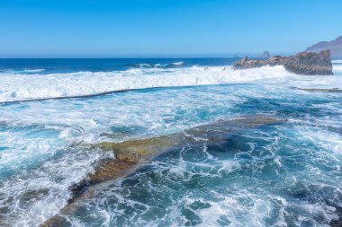 İspanya, Kanarya Adaları 'ndaki EL Hierro Adası' nda La Maceta kaya havuzu..