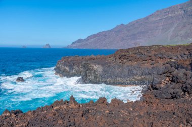 El Hierro adasının manzarası La Maceta ve Punta Grande 'yi birbirine bağlayan kostal bir yoldan görüldü, Kanarya Adaları, İspanya.