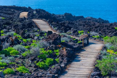 El Hierro adasının manzarası La Maceta ve Punta Grande 'yi birbirine bağlayan kostal bir yoldan görüldü, Kanarya Adaları, İspanya.