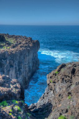 El Hierro adasının manzarası La Maceta ve Punta Grande 'yi birbirine bağlayan kostal bir yoldan görüldü, Kanarya Adaları, İspanya.