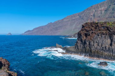 El Hierro adasının manzarası La Maceta ve Punta Grande 'yi birbirine bağlayan kostal bir yoldan görüldü, Kanarya Adaları, İspanya.