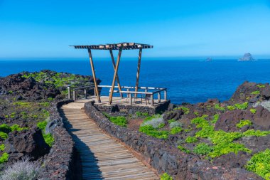 El Hierro adasının manzarası La Maceta ve Punta Grande 'yi birbirine bağlayan kostal bir yoldan görüldü, Kanarya Adaları, İspanya.