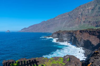 El Hierro adasının manzarası La Maceta ve Punta Grande 'yi birbirine bağlayan kostal bir yoldan görüldü, Kanarya Adaları, İspanya.