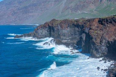 El Hierro adasının manzarası La Maceta ve Punta Grande 'yi birbirine bağlayan kostal bir yoldan görüldü, Kanarya Adaları, İspanya.