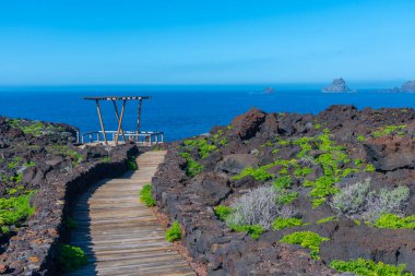 El Hierro adasının manzarası La Maceta ve Punta Grande 'yi birbirine bağlayan kostal bir yoldan görüldü, Kanarya Adaları, İspanya.