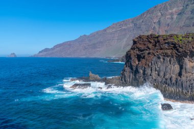 El Hierro adasının manzarası La Maceta ve Punta Grande 'yi birbirine bağlayan kostal bir yoldan görüldü, Kanarya Adaları, İspanya.