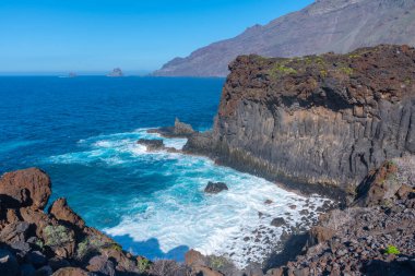 El Hierro adasının manzarası La Maceta ve Punta Grande 'yi birbirine bağlayan kostal bir yoldan görüldü, Kanarya Adaları, İspanya.