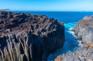 El Hierro adasının manzarası La Maceta ve Punta Grande 'yi birbirine bağlayan kostal bir yoldan görüldü, Kanarya Adaları, İspanya.