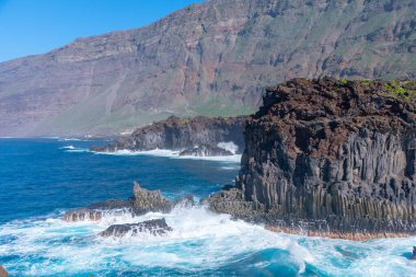 El Hierro adasının manzarası La Maceta ve Punta Grande 'yi birbirine bağlayan kostal bir yoldan görüldü, Kanarya Adaları, İspanya.