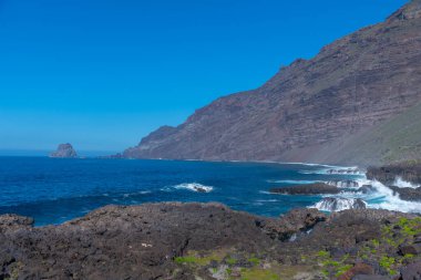 El Hierro adasının manzarası La Maceta ve Punta Grande 'yi birbirine bağlayan kostal bir yoldan görüldü, Kanarya Adaları, İspanya.