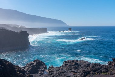 El Hierro adasının manzarası La Maceta ve Punta Grande 'yi birbirine bağlayan kostal bir yoldan görüldü, Kanarya Adaları, İspanya.