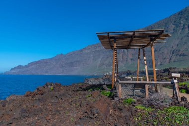 El Hierro adasının manzarası La Maceta ve Punta Grande 'yi birbirine bağlayan kostal bir yoldan görüldü, Kanarya Adaları, İspanya.