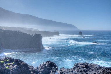 El Hierro adasının manzarası La Maceta ve Punta Grande 'yi birbirine bağlayan kostal bir yoldan görüldü, Kanarya Adaları, İspanya.