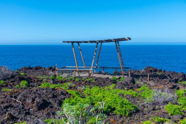 El Hierro adasının manzarası La Maceta ve Punta Grande 'yi birbirine bağlayan kostal bir yoldan görüldü, Kanarya Adaları, İspanya.
