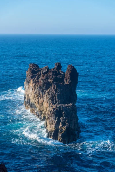 La Dehesa 'nın engebeli kıyı şeridi El Hierro Adası, Kanarya Adaları, İspanya.