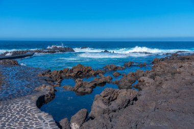 El Hierro adasındaki Pozo de las Calcosas köyünde kaya havuzu, Kanarya Adaları, İspanya.