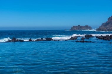 El Hierro adasındaki Pozo de las Calcosas köyünde kaya havuzu, Kanarya Adaları, İspanya.