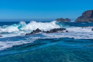 El Hierro adasındaki Pozo de las Calcosas köyünde kaya havuzu, Kanarya Adaları, İspanya.