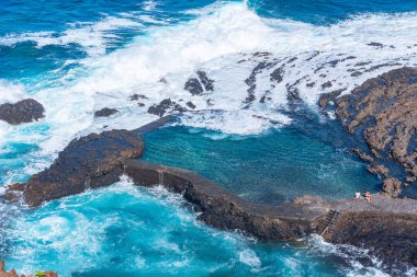 El Hierro adasındaki Pozo de las Calcosas köyünde kaya havuzu, Kanarya Adaları, İspanya.