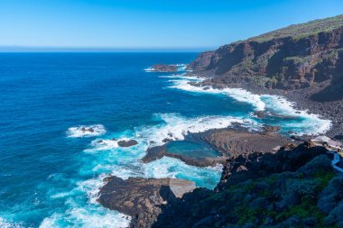 El Hierro adasındaki Pozo de las Calcosas köyünde kaya havuzu, Kanarya Adaları, İspanya.