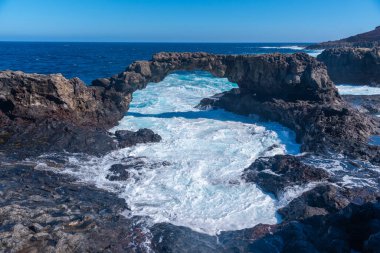 İspanya 'nın Kanarya Adaları' ndaki El Hierro adasındaki Charco Manso 'da taş kemer..