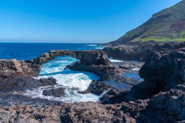 İspanya 'nın Kanarya Adaları' ndaki El Hierro adasındaki Charco Manso 'da taş kemer..